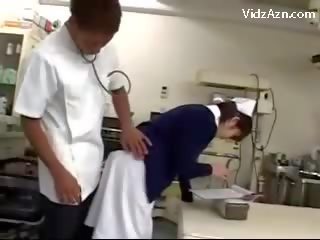 Infirmière obtention son chatte frotté par specialist et 2 infirmières à la surgery