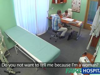 Fakehospital pacient dáva jeho veľký bruneta sestrička krém koláč