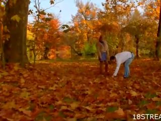 X номінальний відео звернення підліток ціпонька kneels
