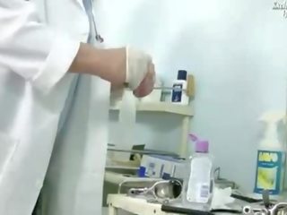 Samaitātas medic examining viņa pacients