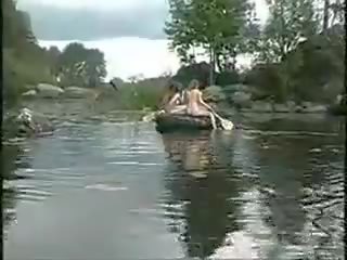 Kolme uskomaton tytöt alaston tytöt sisään the viidakko päällä vene varten pistellä metsästää