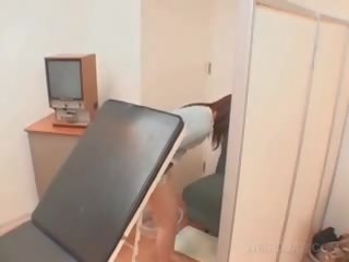 Азиатки пациент влагалище opened с рефлектор при на медицински човек