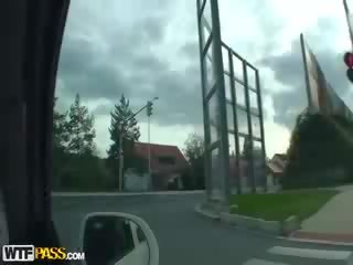 Coppia porno all’aperto da il auto