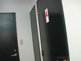 Asiatico giovanissima storditore mov twat mentre fare pipì in un toilette