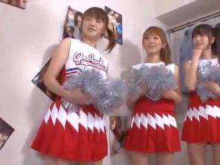 Drie groot tieten japans cheerleaders delen putz