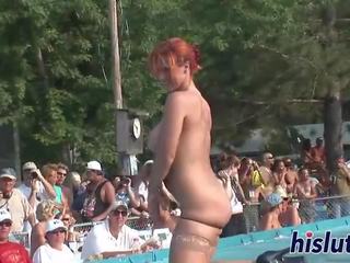 Sangat menarik si rambut merah membuat persembahan striptis dalam awam