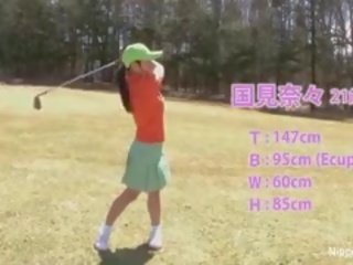 Đẹp á châu thiếu niên cô gái chơi một trò chơi của dải golf