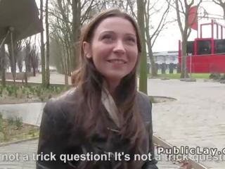 Belgian hottie suge înțepătură în public