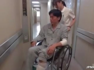 Csábító ázsiai ápolónő megy őrült