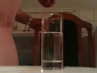 Enorme 6 vezes debaixo de água ejaculação em um vidro de água !