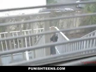 Блондинки тийн наказани от гигантски пенис - tinyteencams.com