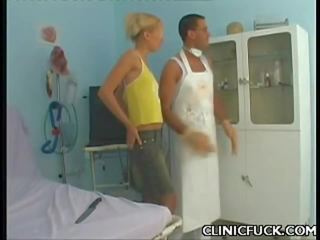 Ginintuan ang buhok hottie tinatangkilik clinic pagtatalik video