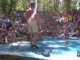 無 規則 濕 t-shirt 競賽 在 一 裸體主義者 resort
