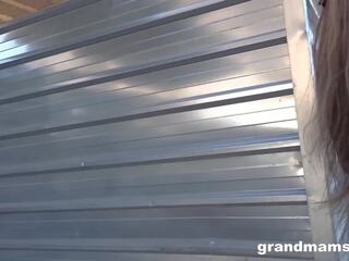 Sobima vanaemake otsin jaoks värske klapid sisse avalik juures grandmams: puuma suhuvõtmine x kõlblik video