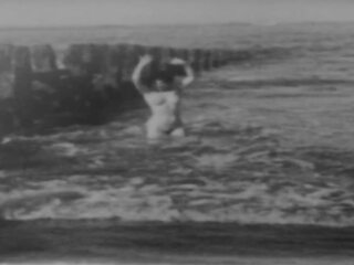 Adolescent dan wanita telanjang di luar - tindakan di lambat gerakan (1943)