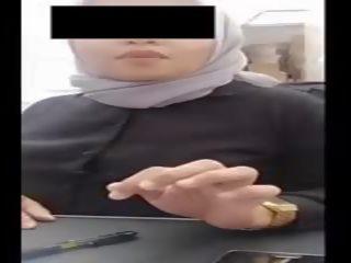 Hidžab mlada dama s velika prsi predtekmovanje njegov fant pri delo s spletna kamera