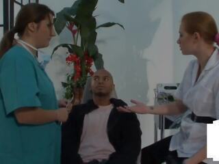 Apģērbta sievete kails vīrietis babes paraut mazas melnas dzimumloceklis pie the dentist: hd pieaugušais filma 21