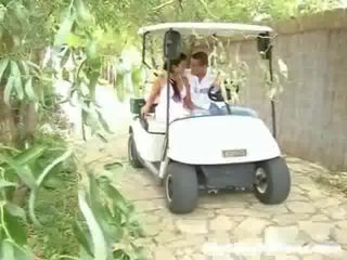 Một trẻ phụ nữ và cô ấy người yêu là chạy xe xung quanh trong một golf xe đẩy. đột ngột họ dừng lại và các youth làm cho đến chạm các cô gái lên,
